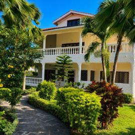 Private 3BR villa, pool, 10-min walk to beach