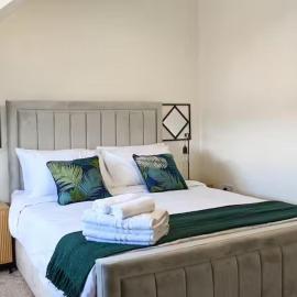 3-Bed House Sleeps 7 with Parking & Garden