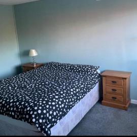 Extra Large Double room with WiFi & use of kitchen in Eastbourne, hotel en Polegate