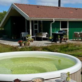 Modern vacation house with wood-fired hot tub, Hotel in Vejers Strand