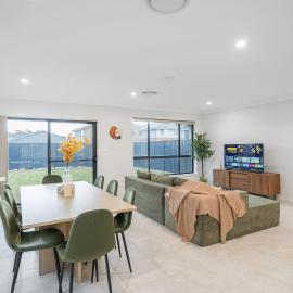 Spacious 4BR With 2 Free Parking Near ED Square, hotel em Austral
