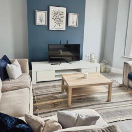 Liverpool Aintree stays - Four bedroom executive house with parking, Hotel in Fazakerley