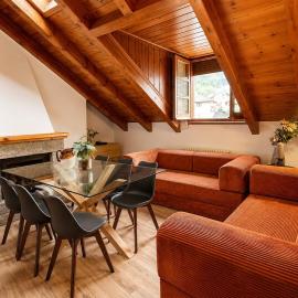Céntrico ático de diseño con vistas al Pirineo - BENASQUE, hotel din Benasque
