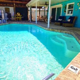 Villa Azalea 4BR Private Heated Pool Outdoor Kitchen Game Room Near Beach, Hotel in Seminole