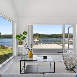 Lakeside cottage on its own headland - completely undisturbed, hotel em Hällefors