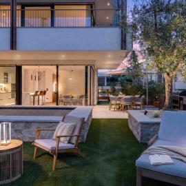 SalvatoreHomes - Casa Serenia - Ultra Luxury Duplex in the Heart of Bardolino with Dream Garden & Direct Infinity Pool Access
