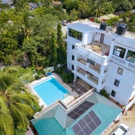 Diani Luxe Villa 1bedroom suite with private kitchen, 600m from the beach, khách sạn ở Galu