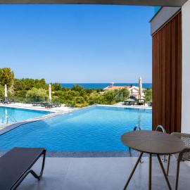 Swim-Up Suite Del Mar A1 By Holidaykeys, hotel i Lapithos