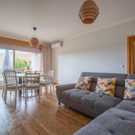 FamilyHub - EcoHost - Spacious 3-bedroom apartment for 8 people with AC and parking near Porto and the beaches, Hotel in Senhora da Hora