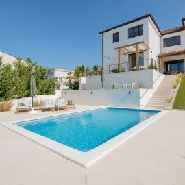 Viesnīca Exclusive Duplex with pool and full sea view pilsētā Bajnice