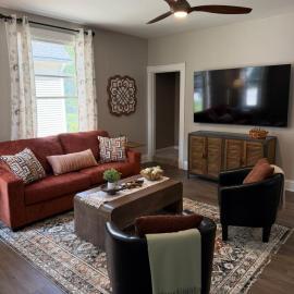 Historic LeClaire Home - 3BR, 2 King Beds & Huge Loft โรงแรมในเอ็ดวาร์ดสวิลล์