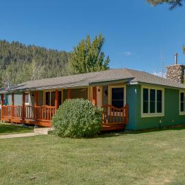 Dolores Ranch Cabin w/ Hot Tub & 1-Acre Yard!, hotell sihtkohas Dolores