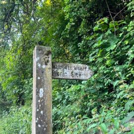 Barge Cottage Whipcott Water، فندق في Burlescombe