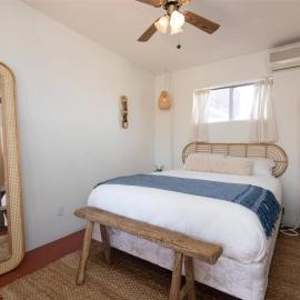 Renovated Lodge - Room 2 with pool access, hotel a Joshua Tree