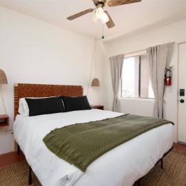Desert Lily - Room 3 with shared pool access โรงแรมในโจชัวทรี