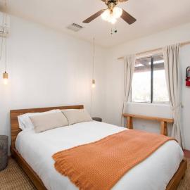 Desert Lily - Room 1 with shared pool access, hotelli kohteessa Joshua Tree