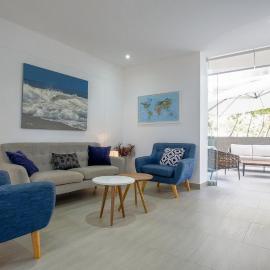 Ola Blanca Luxury Apt in San Bartolo, beachfront, hotelli kohteessa San Bartolo