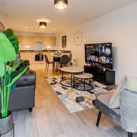 2-Bed Chatham Maritime Flat, Parking & Wine Cooler