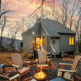 Walk to SKi Slopes and Hot Tub, hotel din Beech Grove