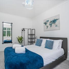 2 Bed Contractor Accommodation - 15min Drive to Heathrow & Windsor