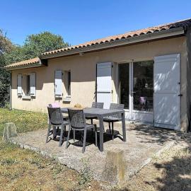 Family Chalet by Moncontour Lake, hotell i Moncontour