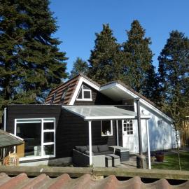Family Villa with Jacuzzi & Large Garden, hotell i Balkbrug