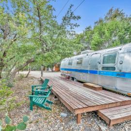 Silver Satr Airstream - Private Hill Country Retreat、Driftwoodのホテル