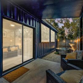 Hill Country Shipping Container โรงแรมในDriftwood