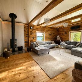 Private beach, hot tub and oceanfront villa, hotel di Oulu