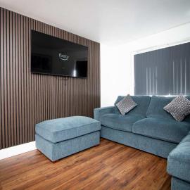 Stylish 2BR Flat in Tyldesley with Parking & Sleeps 4