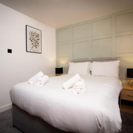 Stylish 2BR Flat in Tyldesley with Parking & Sleeps 4