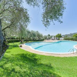 GuestHost - Piana di Solaro Modern Flat & Swimming Pool, hotel Lericiben