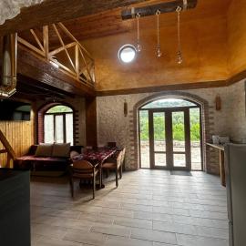 Большое шале в селе Строенцы, hotel Curătura városában