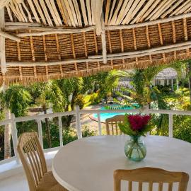 Cali Blossom - 4BR Tropical Home - Walk to Galu Beach