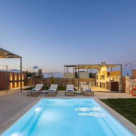 Stylish Villa Vianello with Heated Pool and BBQ, near Rethymno