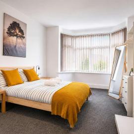 Spacious 4BR Walk to the Beach, Free Parking, Sleeps 9