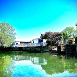 Maison au bord de l'eau dans le marais poitevin