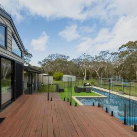 Surf Coast Escape - A Spacious Retreat with a Pool, hotel Bellbrae városában