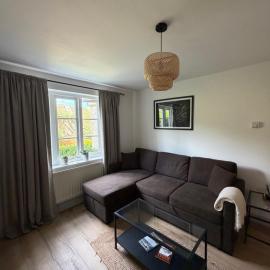 Cosy High street flat near Cotswolds, hotel sa Witney