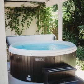 Stroll to the Beach! Private hot tub、Harbertのホテル