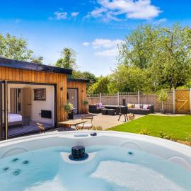 The Flitch Way Retreat Luxury Lodge & Hot Tub