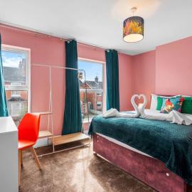 Stylish 3BR Victorian House | Garden, BBQ, Parking، فندق في Henwick