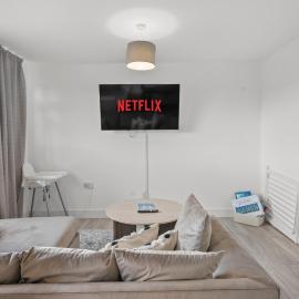 Cosy 3BR Flat With Free Parking Near Marina – hotel w mieście Tewkesbury