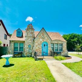 1 mile to Fort Sill! The CaroleBelle Cottage sleeps 8 with hottub,grills,firepit, hotell i Lawton