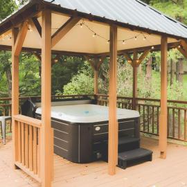 Waterfront Lake Views Villa with Hot tub in Hocking Hills