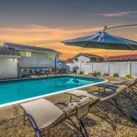 Swim and Relax with a Pool Hot Tub and Renovated HomeHop, hotel en Parma
