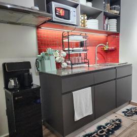 Delux Staycation โรงแรมในTatu City