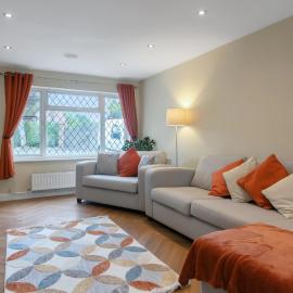4BR Contractor House with PoolTable & Free Parking