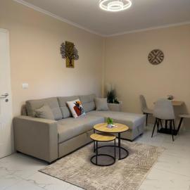 Cozy Nest - Tirana Apartment near Airport & City Centre, хотел в Тирана