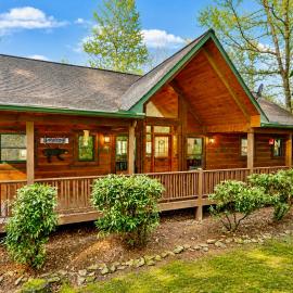 Vintage Luxury Mountain Cabin, Creekside, King Bed, Spa, Fire Pit, Game Room, DogsOk, hotel i Hiawassee